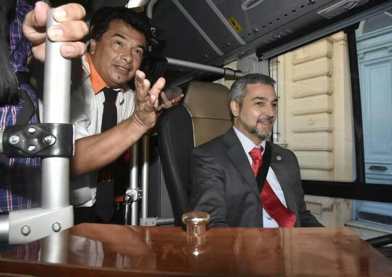 巴拉圭总统（右一）亲自试驾.jpg