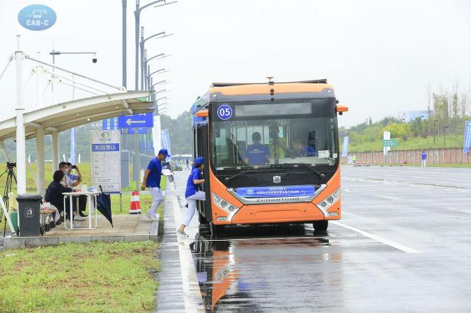 中通智能驾驶客车在参加挑战赛时进行站点泊车和乘客上下车.jpg