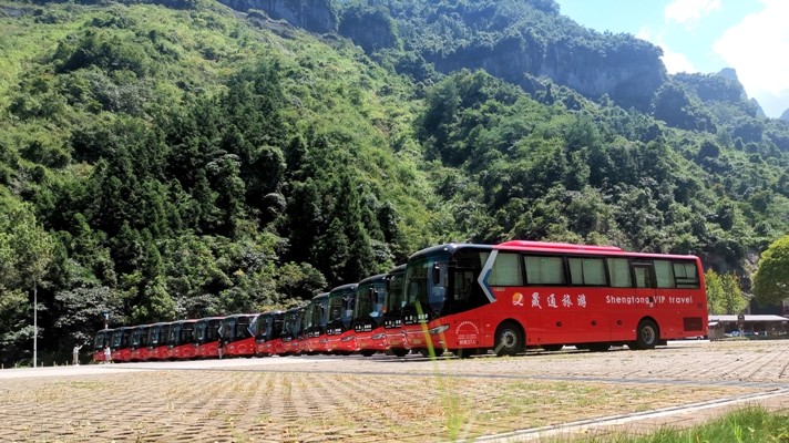 整齐排列在天门山景区前的中通单挡世嘉客车2.jpg