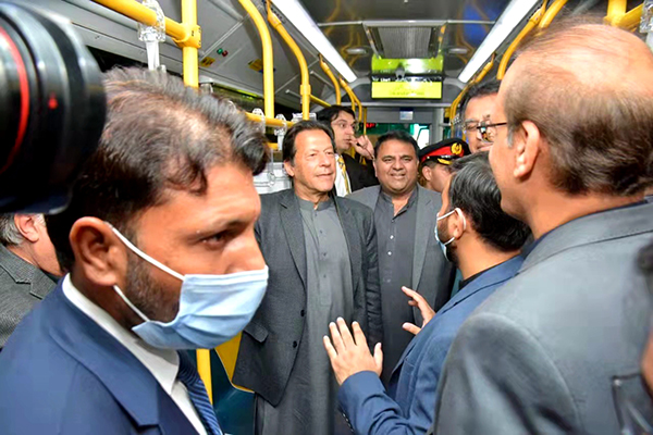巴基斯坦总理伊姆兰-汗试乘中通BRT客车.jpg