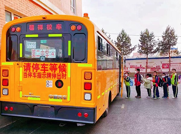 小学生排队乘坐中通校车.jpg