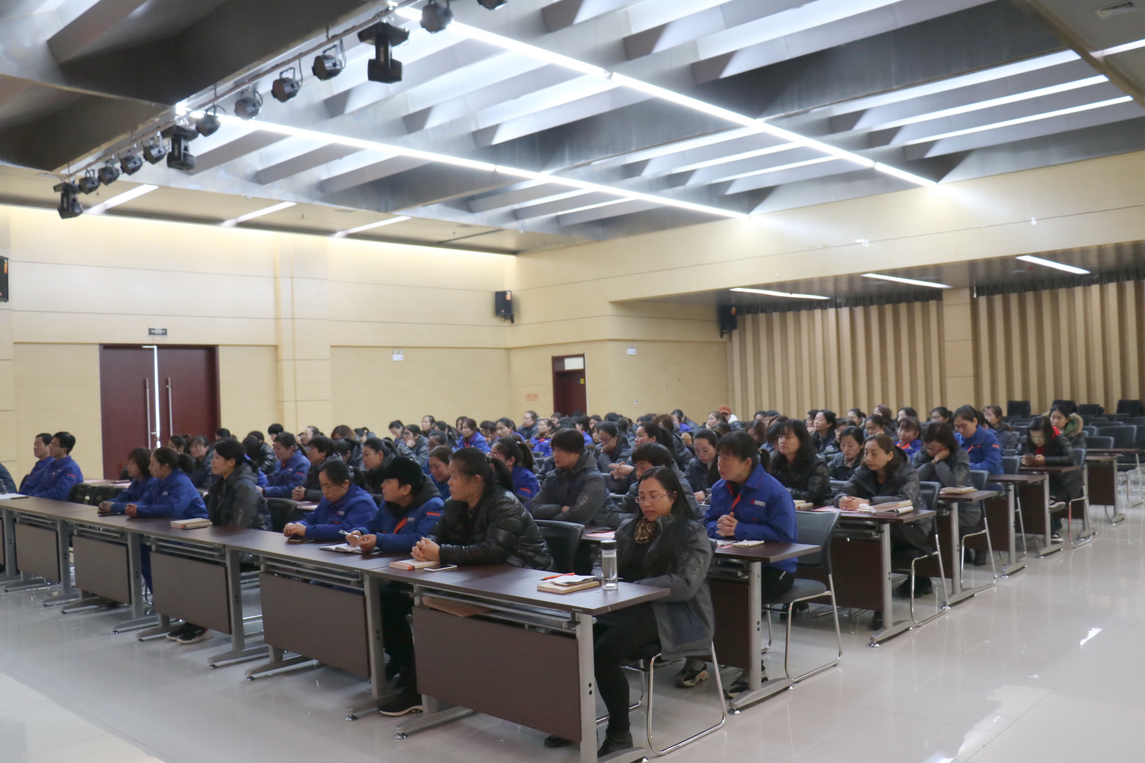 模范女工巾帼情怀点燃奉献激情——第三届“巾帼建功”总结表彰会隆重召开